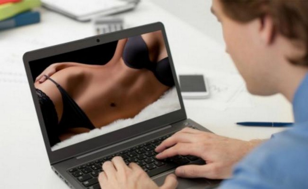 El Ministerio del Interior ya implementó una medida similar en 2010, durante la era de los cibercafés donde los jóvenes pasaban supuestamente largas horas mirando porno