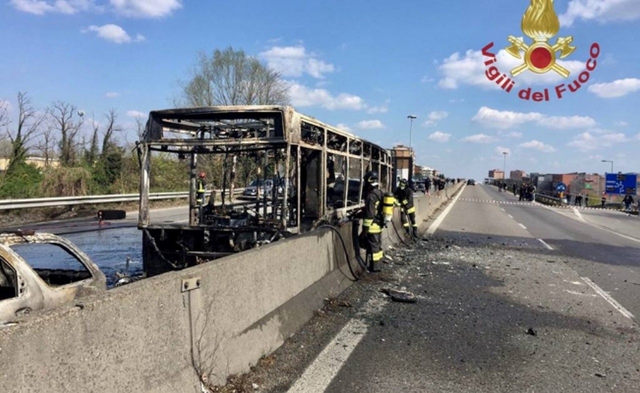 Hombre secuestra e incendia autobús escolar en Italia
