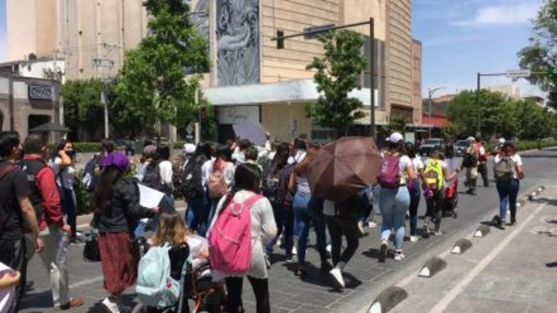 Marchan estudiantes de la UASLP en capital potosina; exigen mayor seguridad afuera de planteles