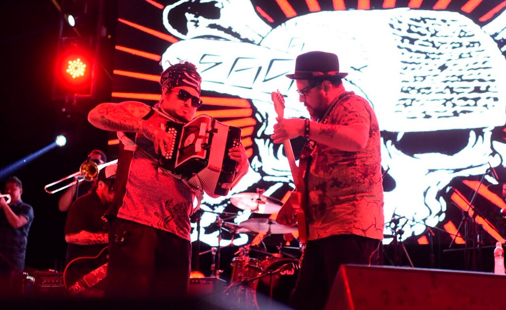 El Gran Silencio contagia con su música en la FENAE