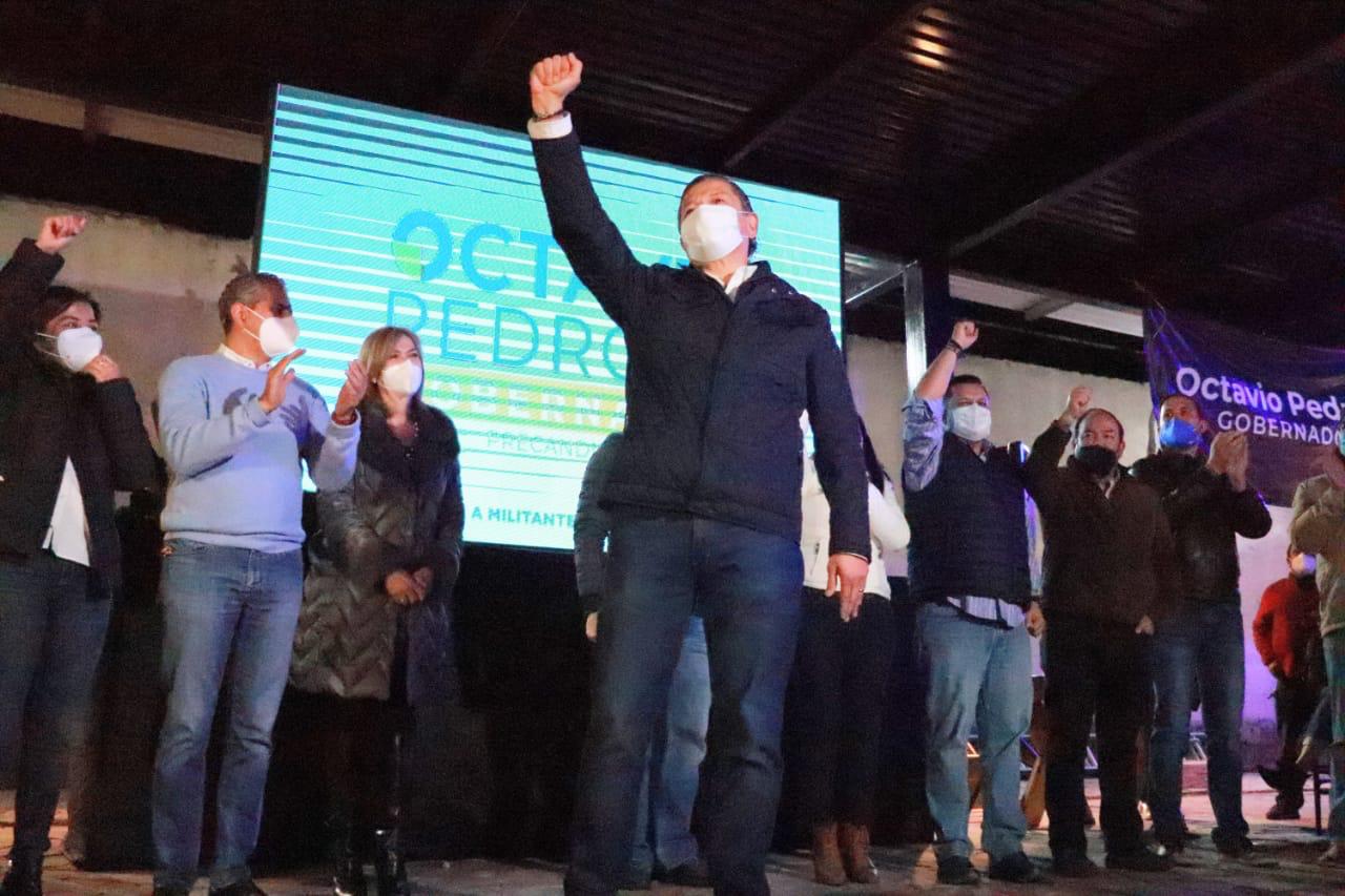 Tras darse a conocer el resultado de la elección, Octavio Pedroza celebró con sus seguidores. Foto: Cortesía