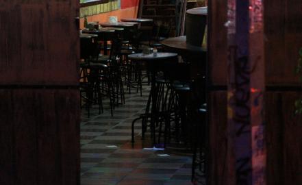 Balean bar de “alitas” en El Paseo