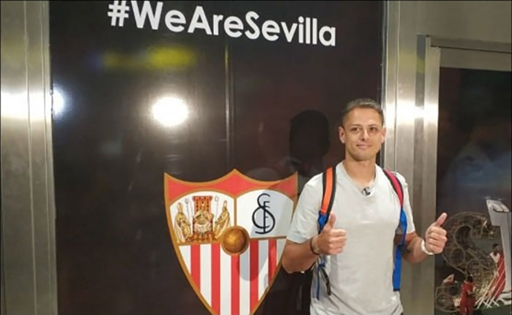 Ya está 'Chicharito' en Sevilla para cerrar su fichaje