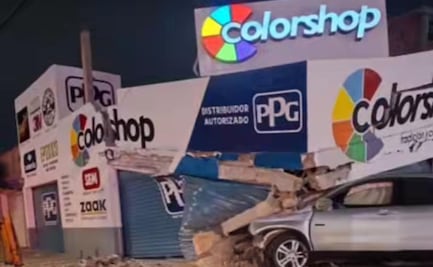 Conductor pierde el control y estrella camioneta en negocio de pinturas de la capital de SLP