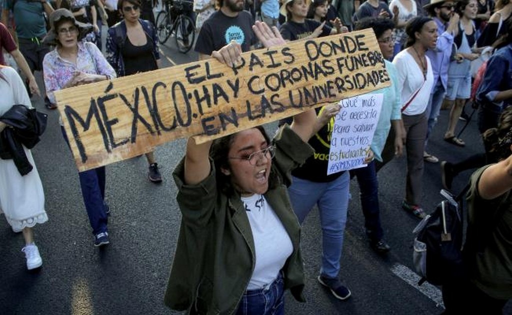 Aproximadamente mil personas, principalmente estudiantes, marcharon en la ciudad de Guadalajara para exigir la integración de una comisión de expertos independientes que den certezas a la investigación. (FOTO: JORGE ALBERTO MENDOZA)