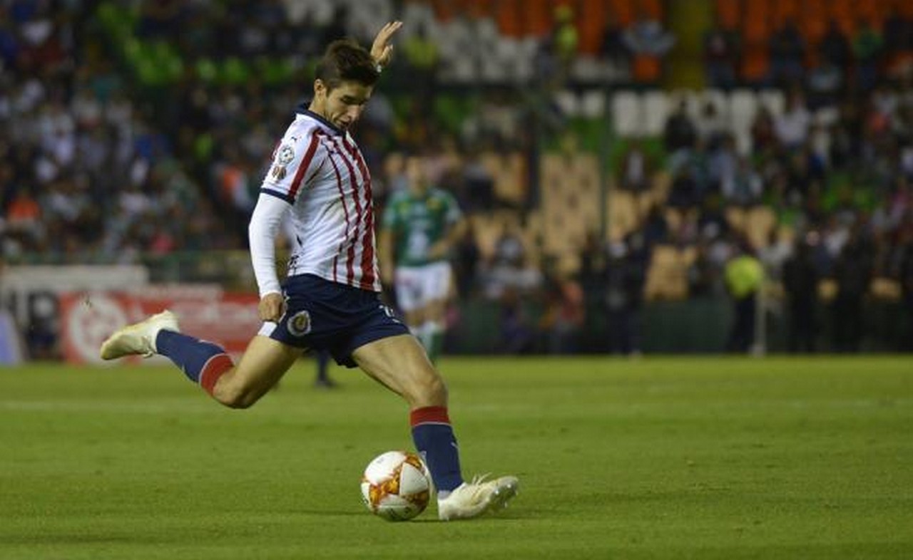 Isaac Brizuela, jugador de Chivas portando la playera del Apertura 2018. FOTO/IMAGO7