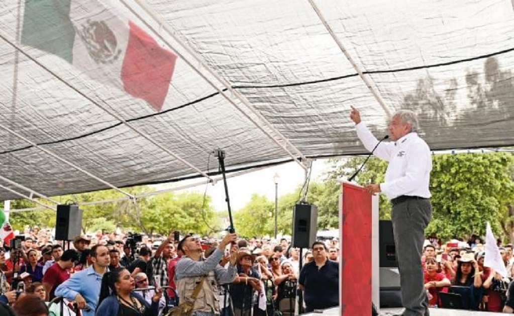 En su cuarto día de campaña rumbo a las elecciones del 1 de julio, el candidato de Morena se reunió con simpatizantes en la Macroplaza de Piedras Negras, Coahuila (VALENTE ROSAS. EL UNIVERSAL)