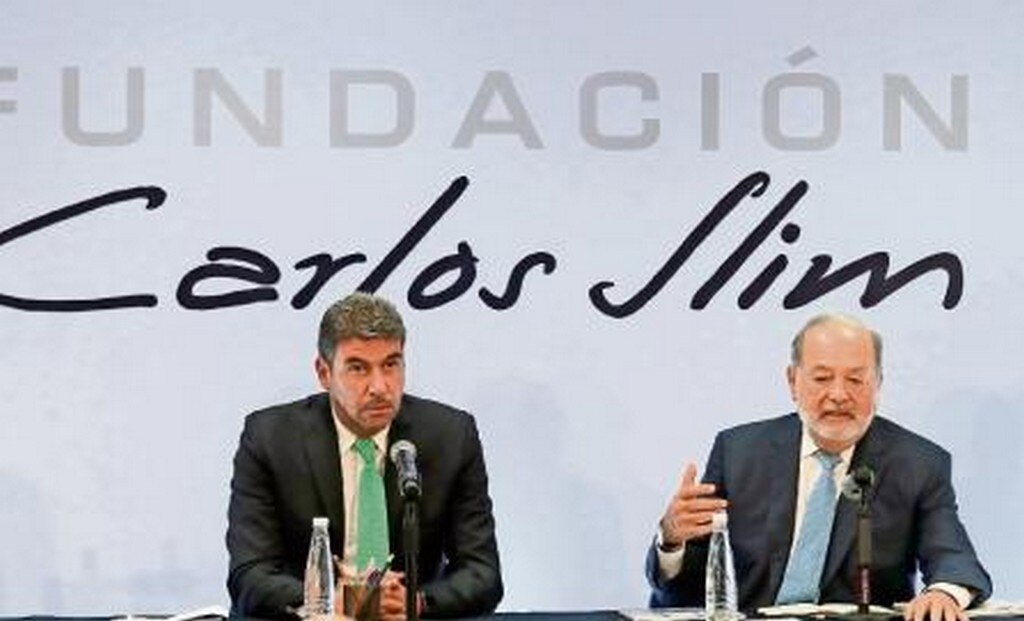 El presidente de Grupo Carso, Carlos Slim Helú (der.), dijo que se tendrían que expropiar terrenos para construir caminos a la base militar de Santa Lucía. Foto: IRVIN OLIVARES. EL UNIVERSAL