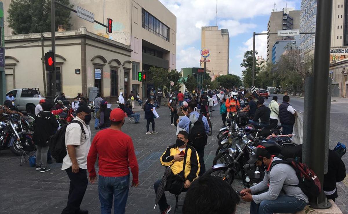 Trabajadores del SITTGE bloquean la Avenida Carranza en SLP