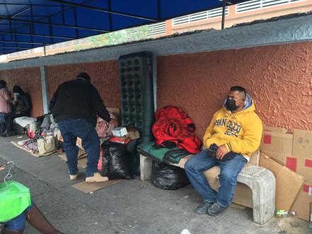 Sin dormir y soportando bajas temperaturas, así es la espera de familiares de pacientes hospitalizados en el Hospital Central