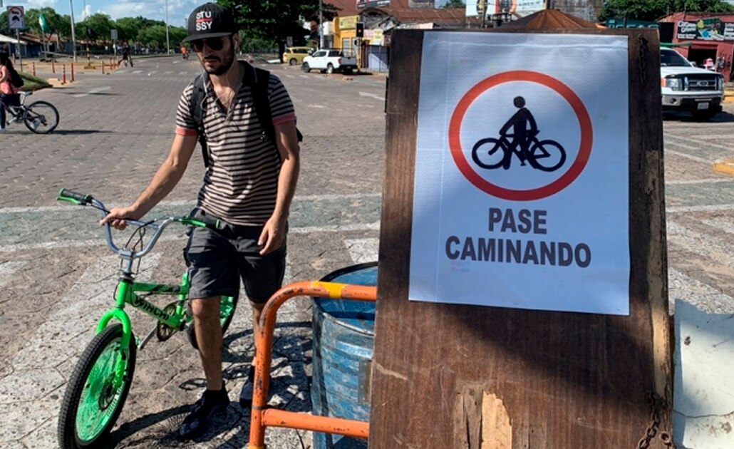 Los puntos de bloqueo en Santa Cruz, Bolivia, que obligan a los ciudadanos a cruzar las calles caminando, continuaron este martes (Foto: Boris Miranda)