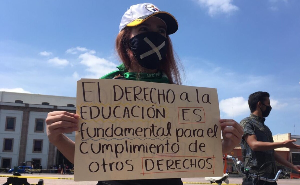 Estudiantes protestan en sede del Edificio Central de UASLP