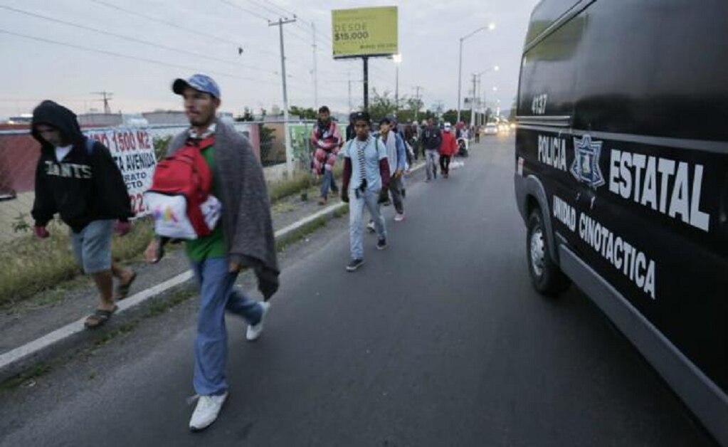 Caravana migrante deja Querétaro; continúan camino por carretera 57