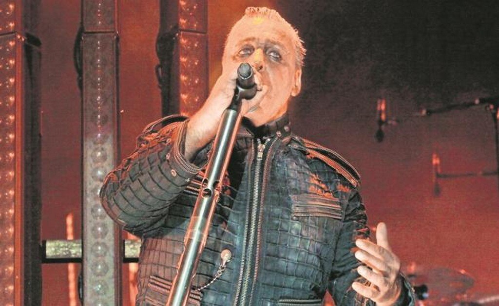  Líder de Rammstein causa polémica por aparecer con una esclava sexual