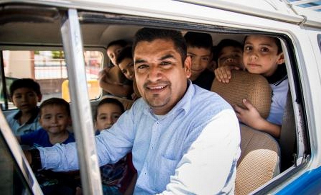 Director de escuela y chofer: pasa por sus alumnos en combi