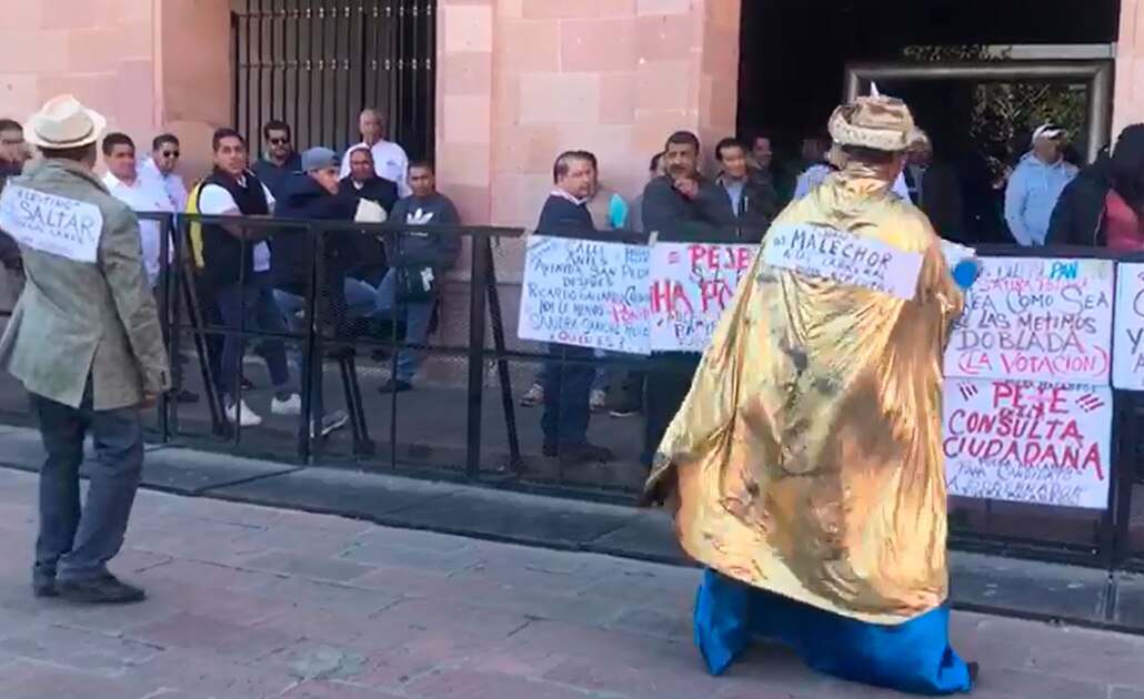 Los “Tres Reyes Malos” se manifiestan ante Congreso 