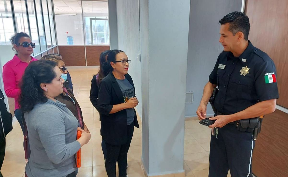 Entregan protectores de animales reconocimiento a policía que rescató a perrita en Rioverde. Foto: Especial