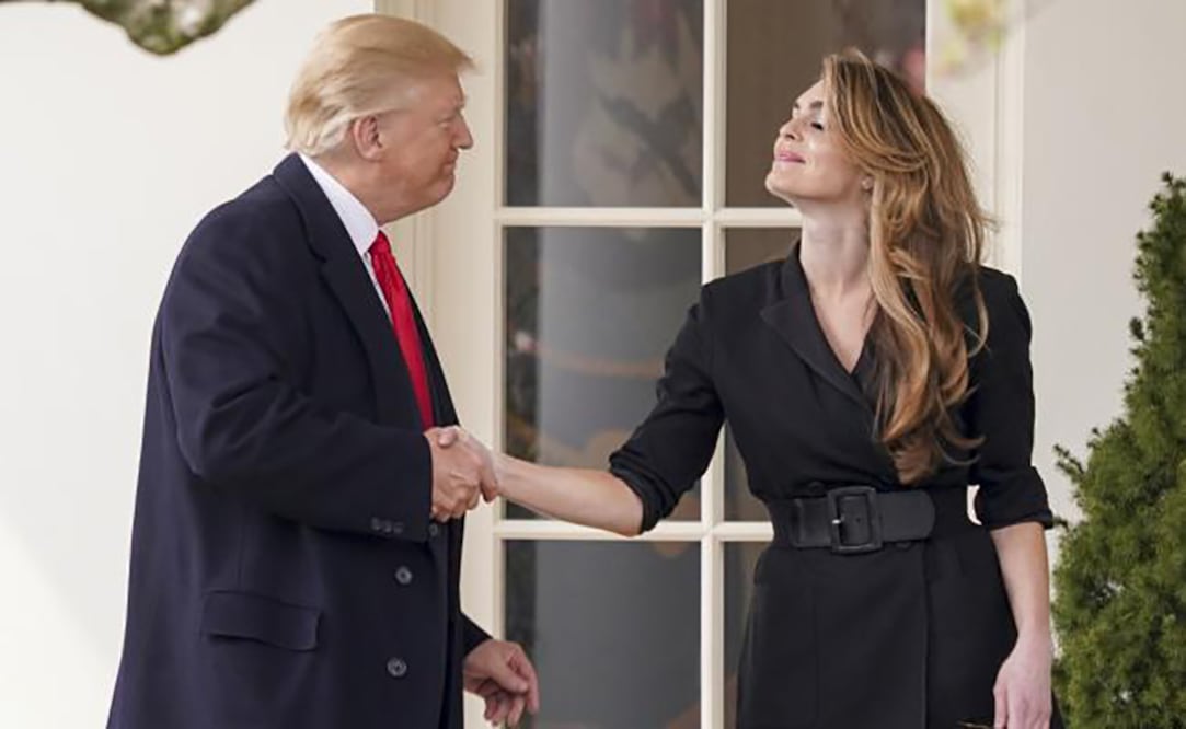 El presidente Donald Trump se despide de su ahora ex directora de comunicación, Hope Hicks (Foto: AP)