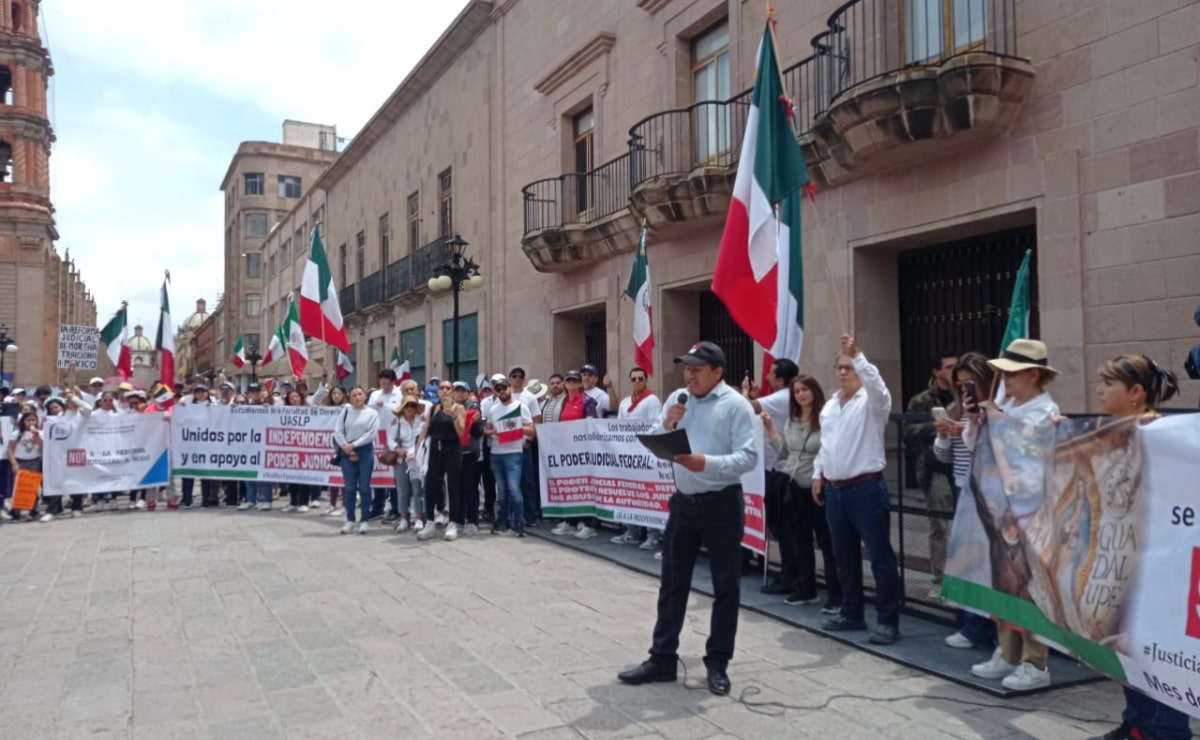 Trabajadores, estudiantes y organizaciones vuelven a marchar contra la reforma judicial en SLP