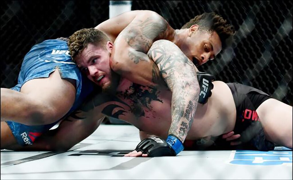 Descalifican de la UFC a ex jugador de Cowboys