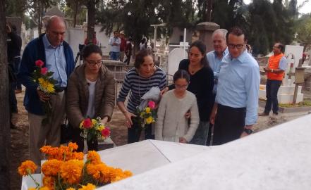 Xavier Nava visita la tumba de su abuelo