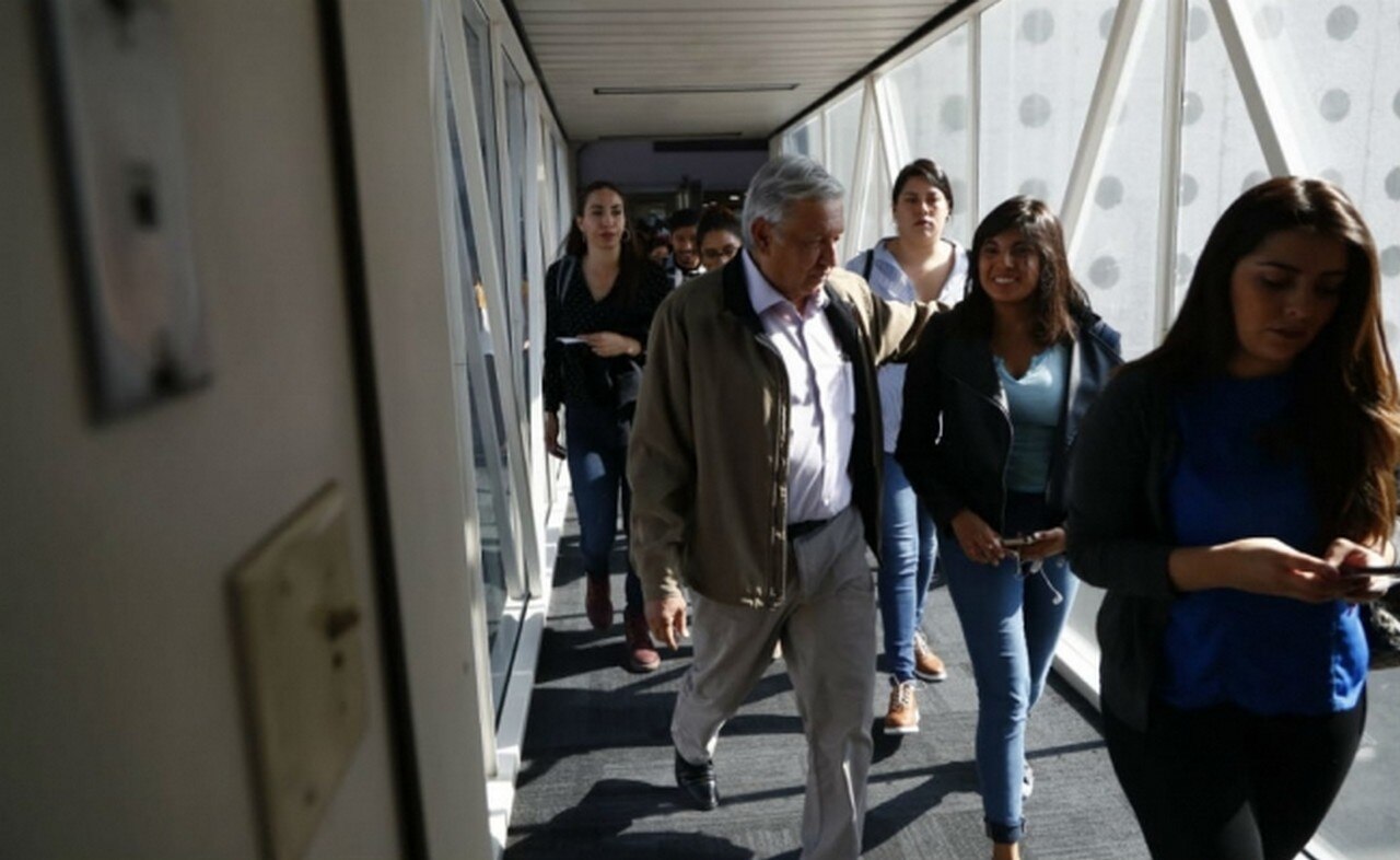  Dan clases de historia durante vuelo de AMLO a Manzanillo