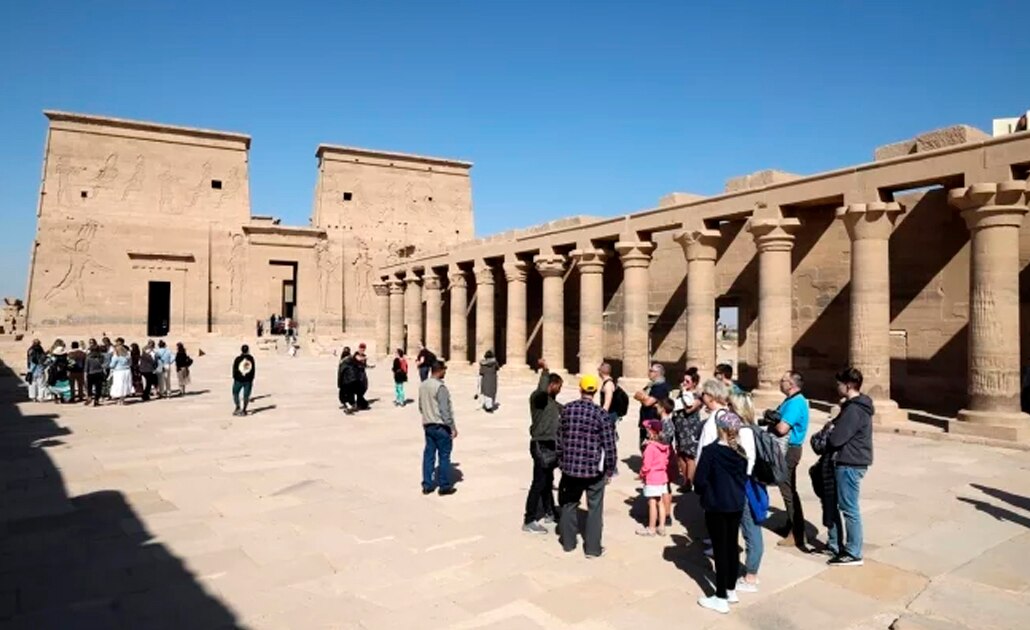 Cárcel y multa para quienes escalen monumentos de Egipto