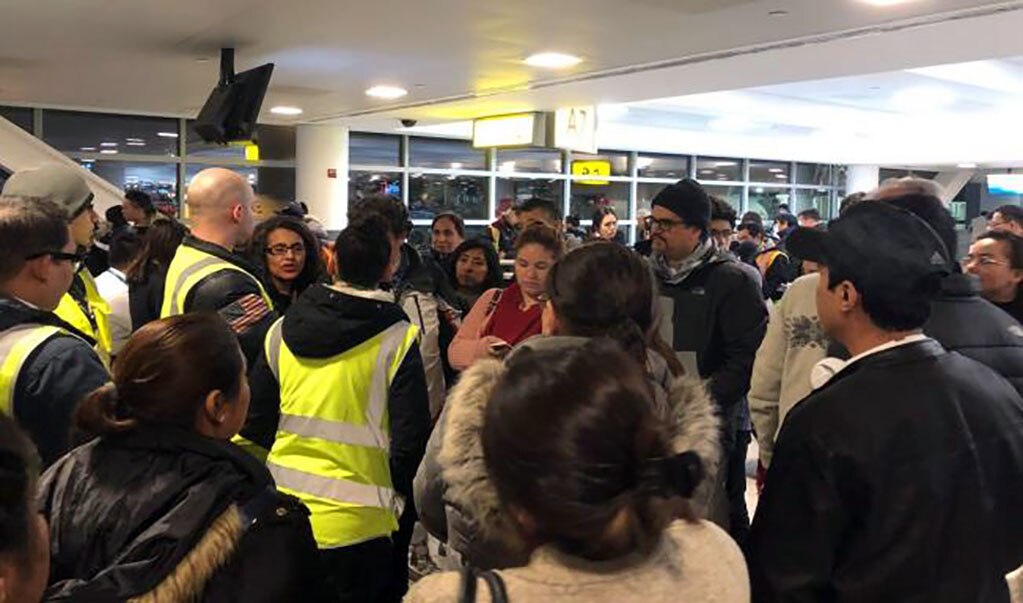 Pasan Día de Reyes varados en aeropuerto de NY