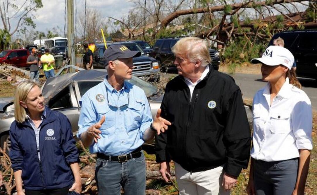 El presidente de Estados Unidos y su esposa durante una conversación con el gobernador de Florida este lunes. Foto: Reuters