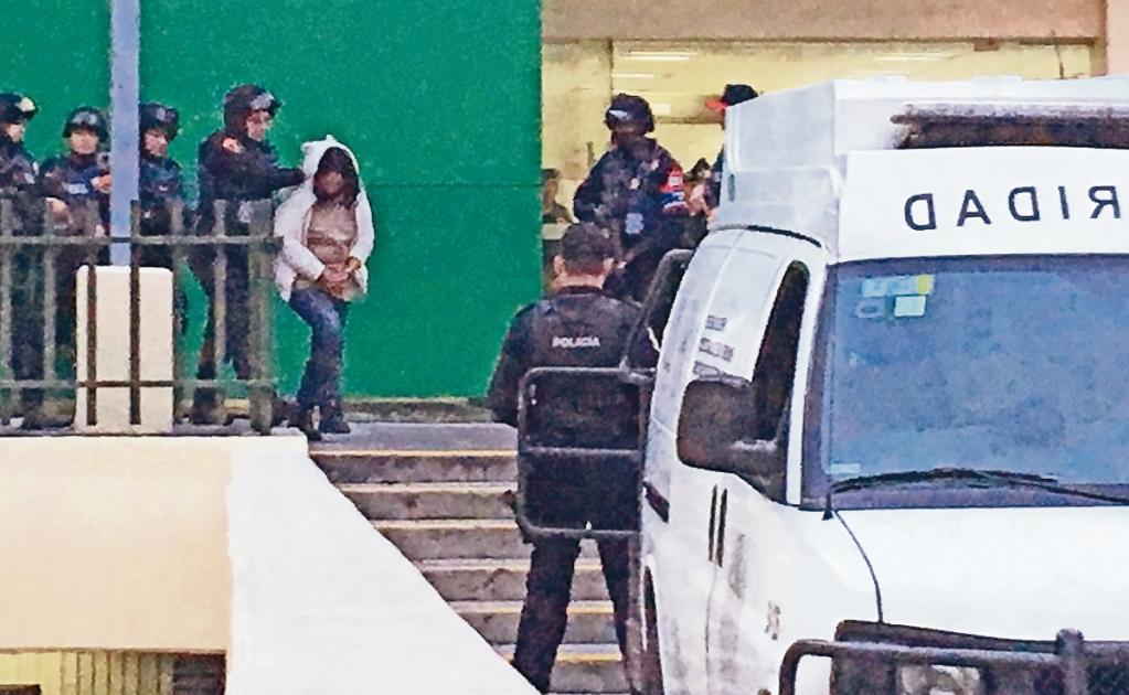 Ana “N”, de 41 años, acudió a la audiencia acompañada por sus propios abogados, no los de la empresa transportista en la que laboraba. Foto: EDUARDO HERNÁNDEZ. EL UNIVERSAL