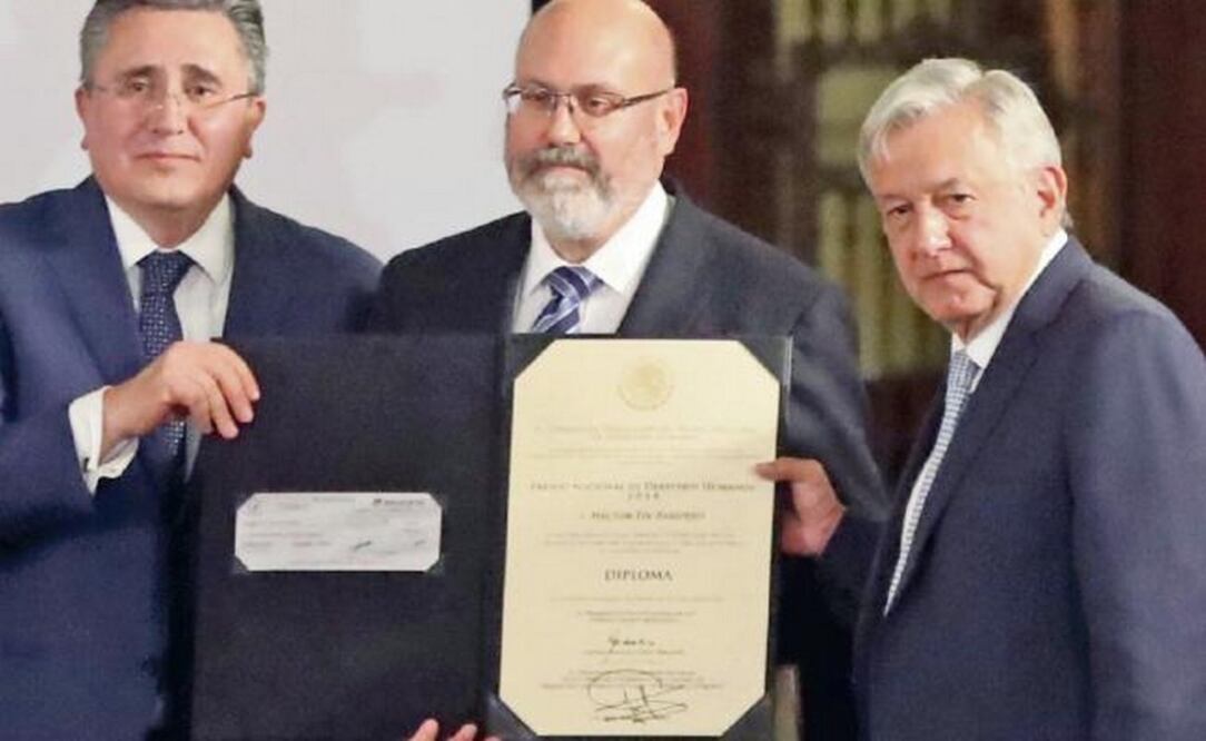 Luis Raúl González Pérez, presidente de la CNDH; Héctor Fix-Zamudio, Premio Nacional de Derechos Humanos 2018, y el presidente Andrés Manuel López Obrador. LUCÍA GODÍNEZ. EL UNIVERSAL