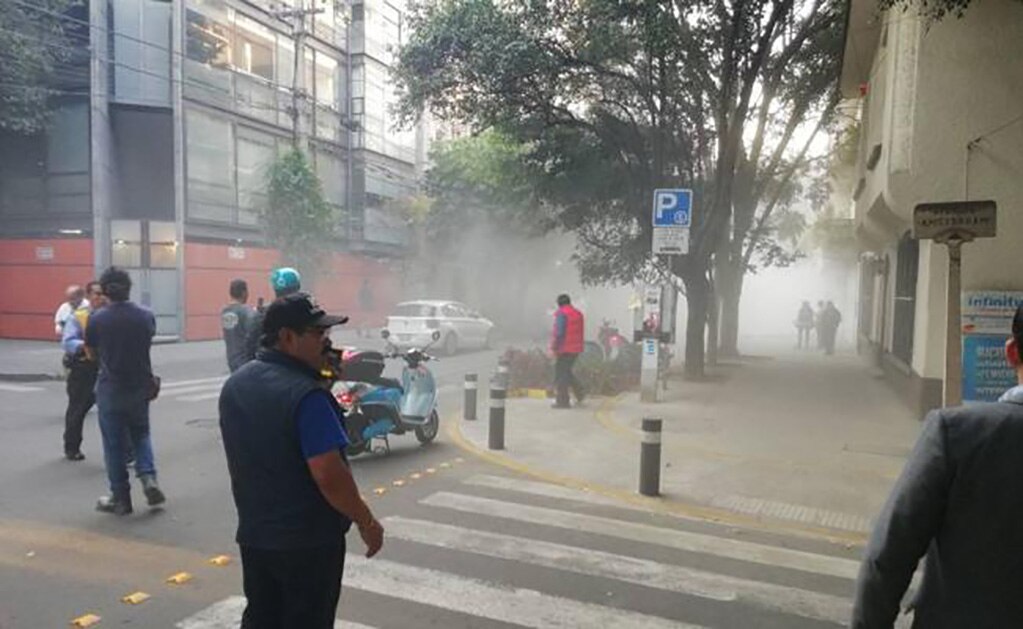Se cae fachada de edificio en la Condesa