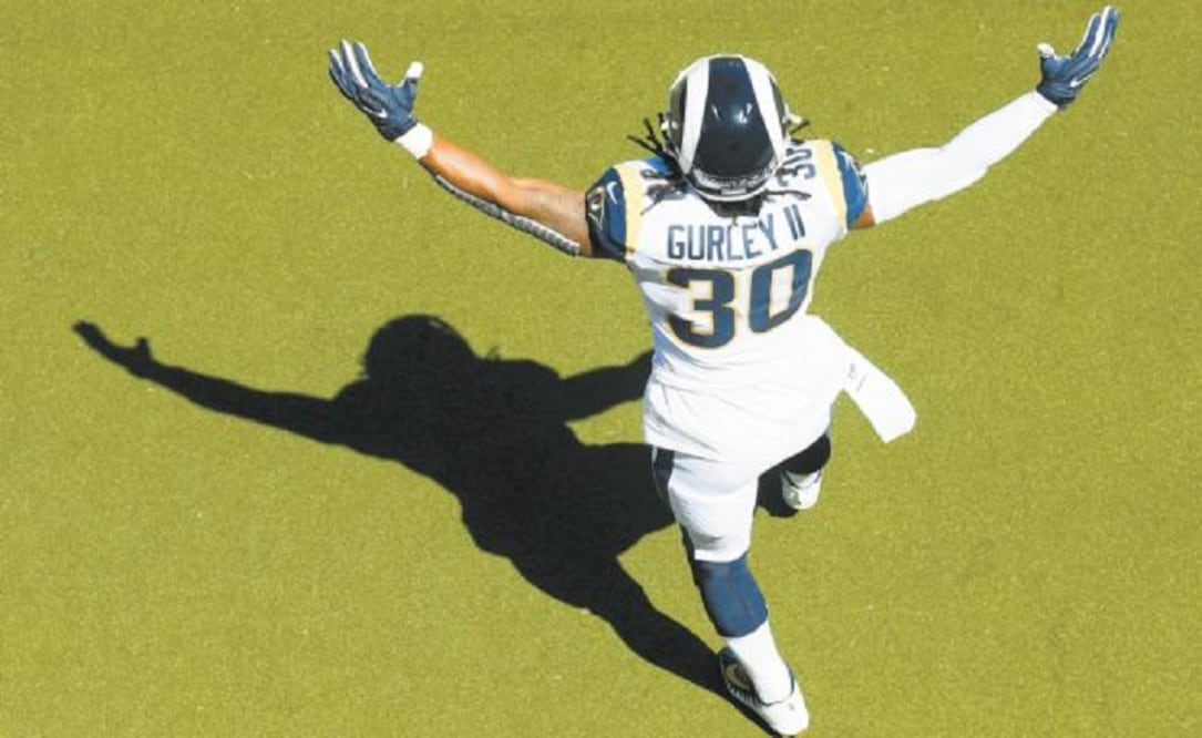 Todd Gurley, de Los Ángeles, concretó tres anotaciones terrestres. (Harry How/AFP)