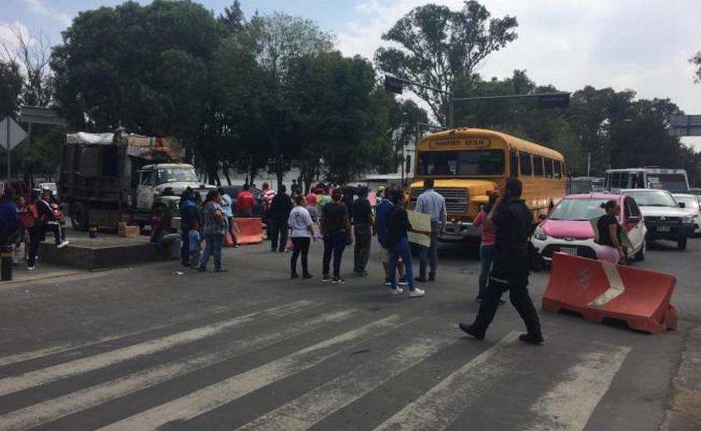 Padres de familia del Jardían de Niños "Marcelino de Champagnat" bloquearon la Avenida San Juan de Aragón (ANDREA AHEDO. EL UNIVERSAL)