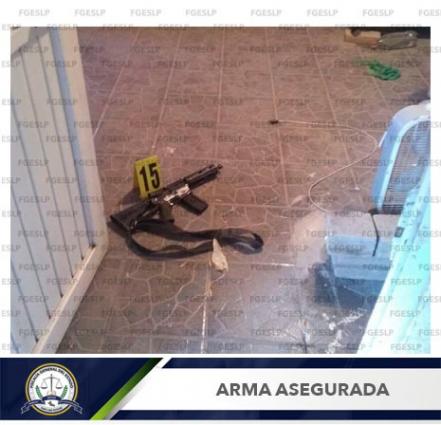 Tras cateo, aseguran armas largas y droga en Villa de Juárez
