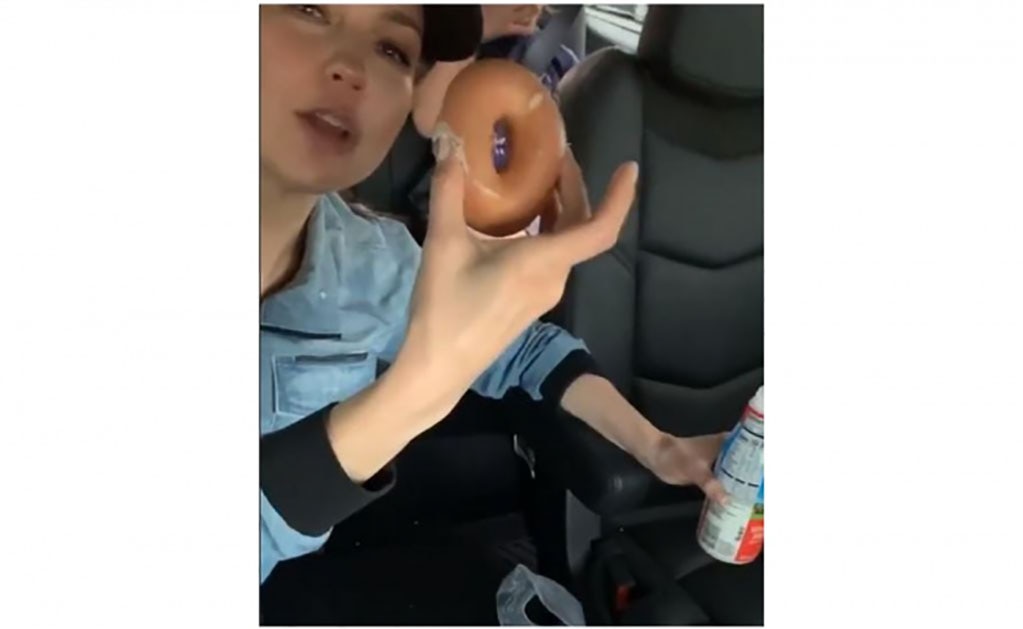 Thalía se come una dona de un bocado, y lanza reto