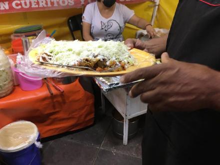 Tacos rojos de "Los Agachados", una tradición de la gastronomía potosina para deleitar el paladar