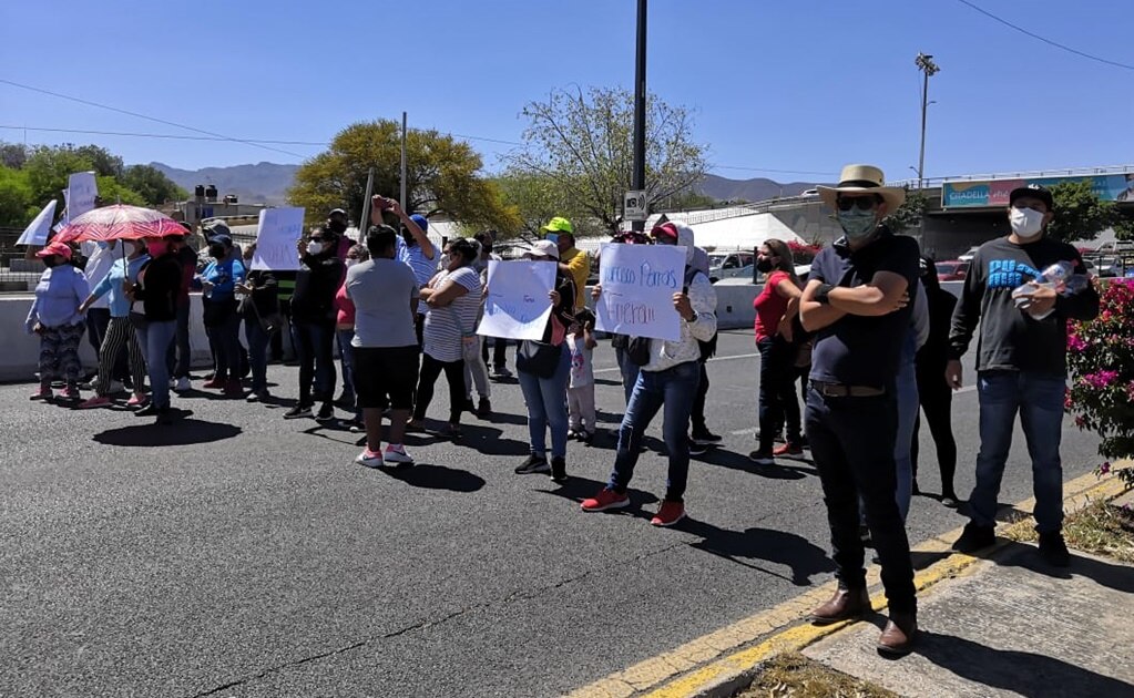 Tianguistas bloquean carriles centrales y laterales de avenida Salvador Nava