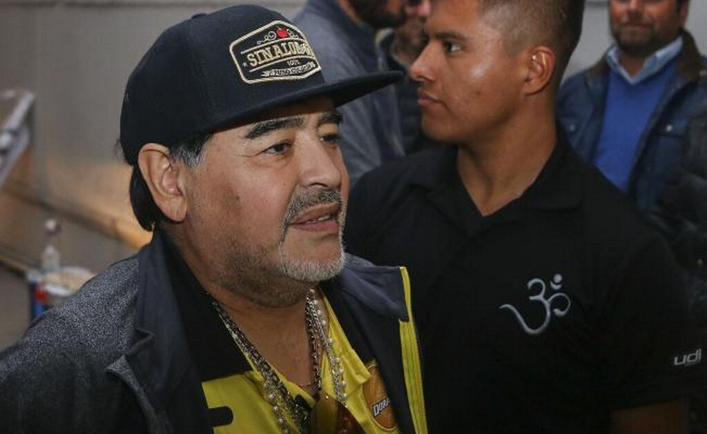  Con prisa y sin sueño Maradona abandona México