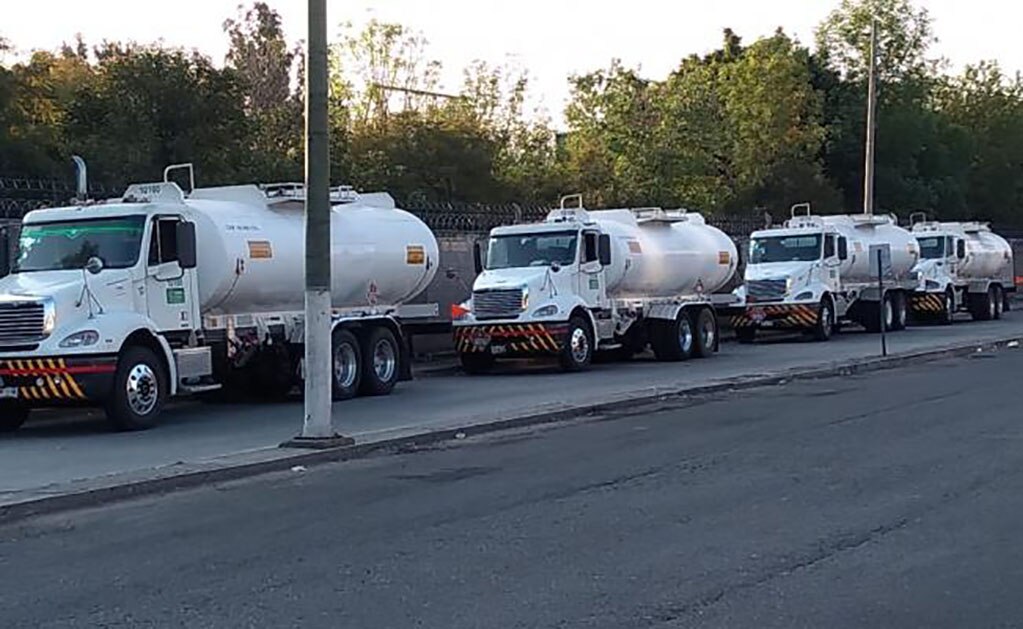 Hay intensa actividad de pipas en centros de distribución de gasolina de Pemex