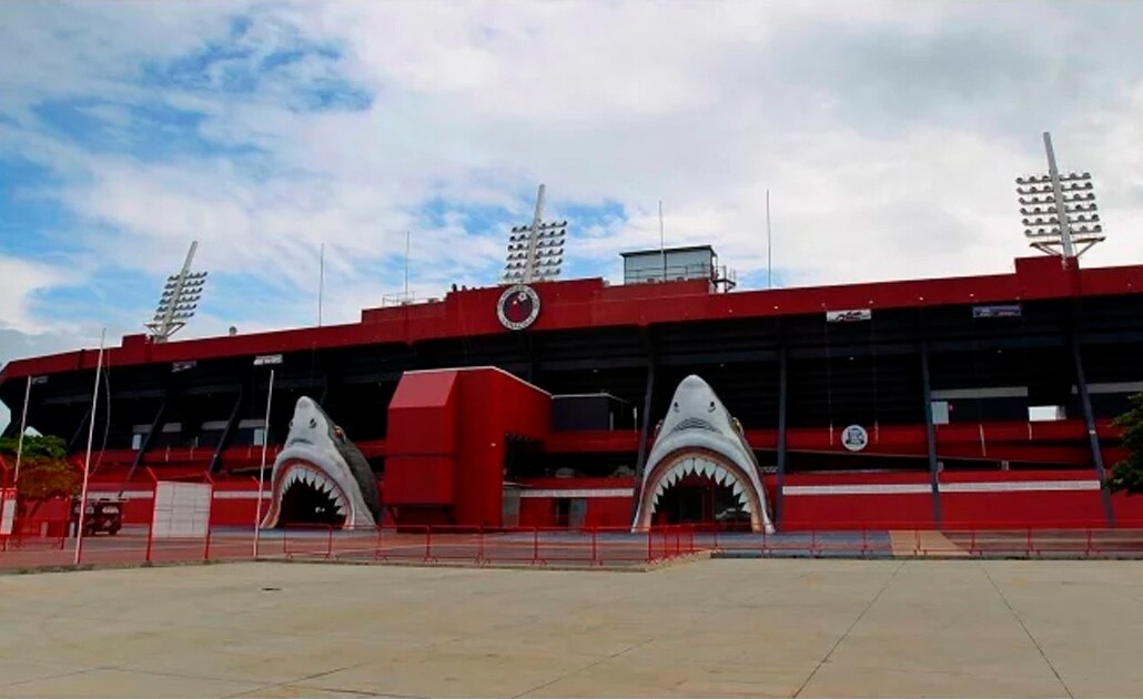 Llevan notificación de embargo a Fidel Kuri en el estadio Luis de la Fuente