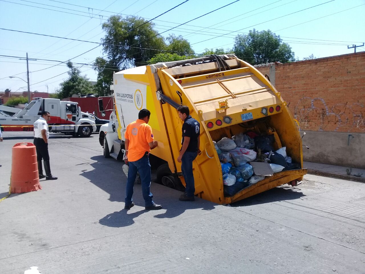 Camión de basura cayó en socavón