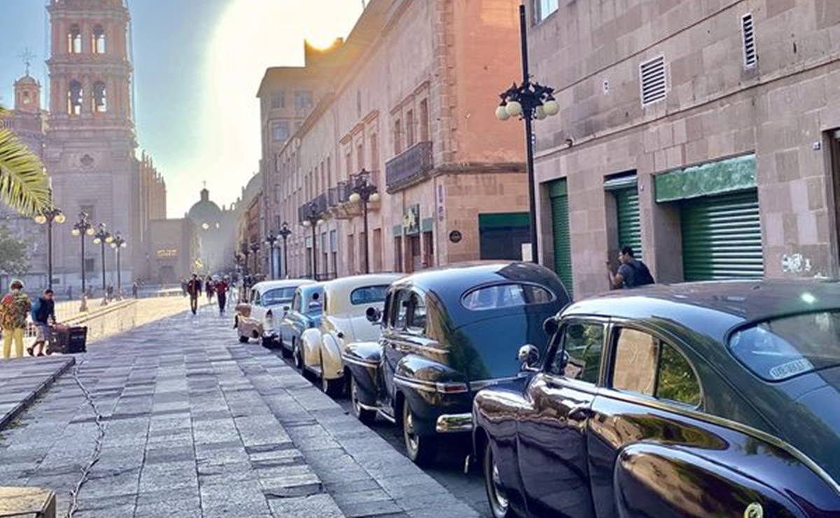 Con cintas, se cercó gran parte de esta enigmática plaza del centro histórico potosino, obligando a peatones a pasar por un costado de ésta.  Foto: Redes sociales