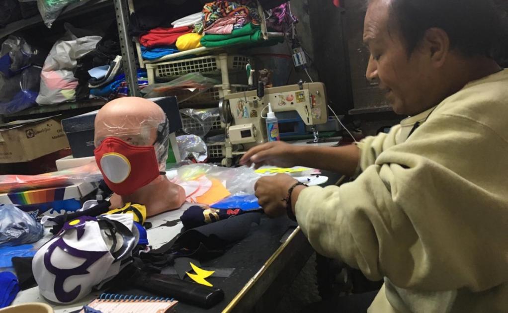 Ante Covid-19, luchador potosino crea cubrebocas inspirados en máscaras