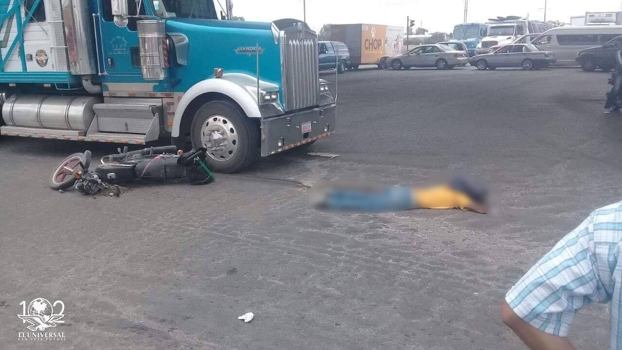 Motociclista muere arrollado