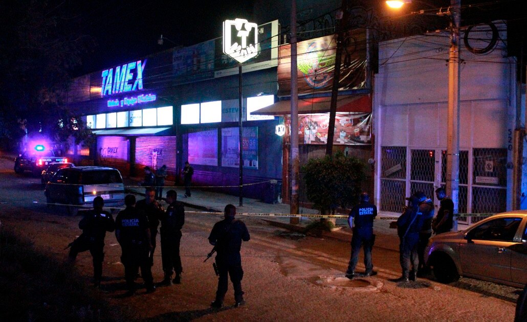 Balean bar de “alitas” en El Paseo