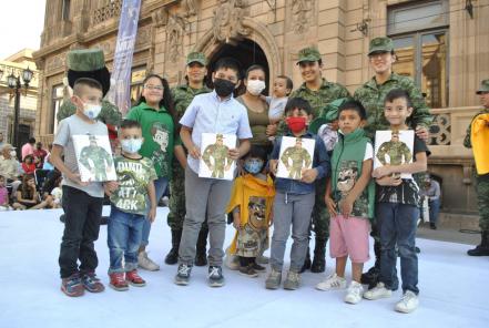 Elementos del Ejército Mexicano obsequiaron juguetes en SLP con motivo del Día del Niño 