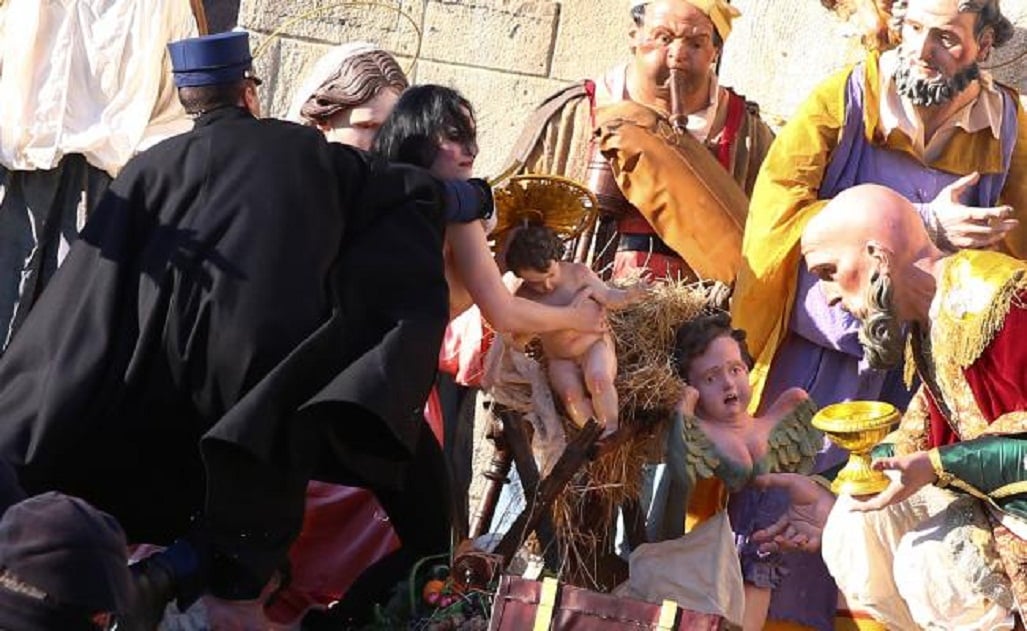 Activista de Femen topless intenta robar 'Niño Jesús' en el Vaticano