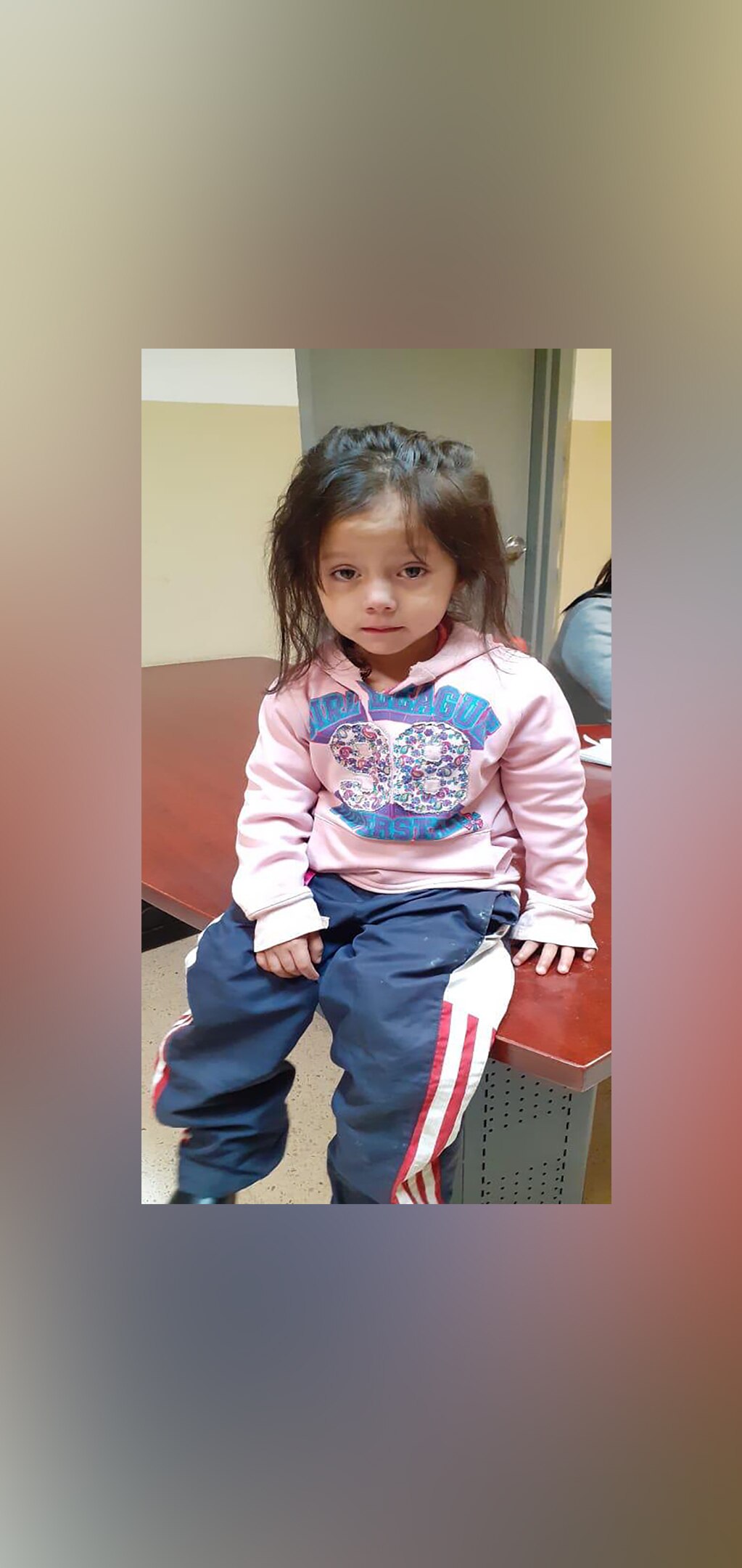 Localizan a madre de niña que deambulaba en Abastos 