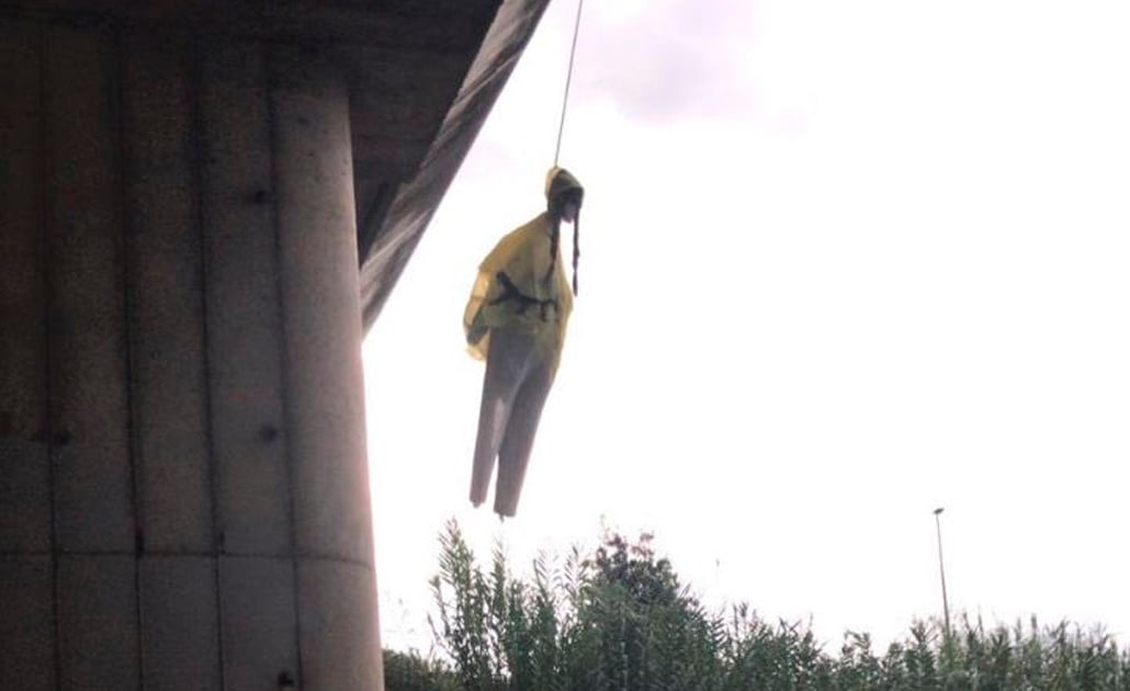Cuelgan muñeco con rostro de la activista Greta Thunberg en puente de Roma